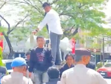 Salah satu massa Akar Sultra tengah berorasi di atas mobil pengeras suara saat demo di depan Kantor PT SDP. Foto: Istimewa