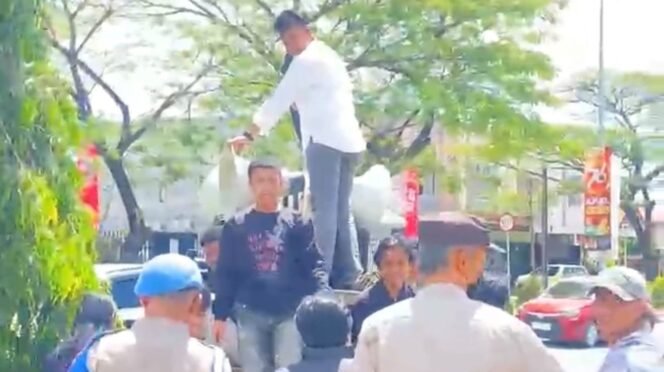 
 Salah satu massa Akar Sultra tengah berorasi di atas mobil pengeras suara saat demo di depan Kantor PT SDP. Foto: Istimewa
