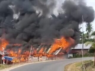 Rumah milik karyawan tambang, Ewinto di Desa Eewa Konsel ludes terbakar. Foto: Istimewa
