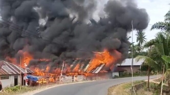 
 Rumah milik karyawan tambang, Ewinto di Desa Eewa Konsel ludes terbakar. Foto: Istimewa