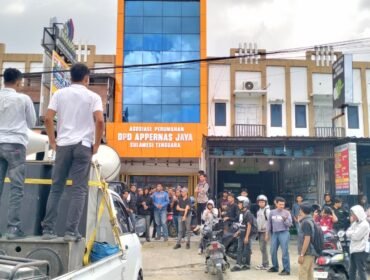 Puluhan massa GEMPUR SULTRA saat berdemonstrasi di Kantor PT Tadisangka Kendari. Foto: Istimewa