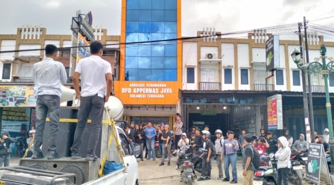 Puluhan massa GEMPUR SULTRA saat berdemonstrasi di Kantor PT Tadisangka Kendari. Foto: Istimewa
