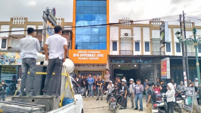 
 Puluhan massa GEMPUR SULTRA saat berdemonstrasi di Kantor PT Tadisangka Kendari. Foto: Istimewa