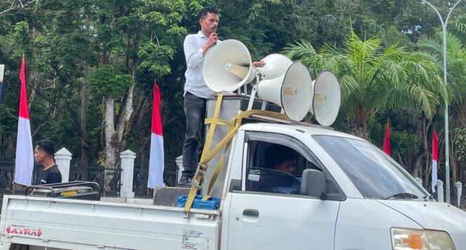 
 Jendral Lapangan Gempur Sultra, Sawal saat berorasi di depan Kantor Polda Sultra. Foto: Istimewa