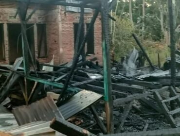 Rumah milik Muliadi di Kabupaten Muna Barat ludes dilalap api. Foto: Istimewa