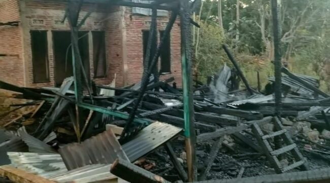 Rumah milik Muliadi di Kabupaten Muna Barat ludes dilalap api. Foto: Istimewa