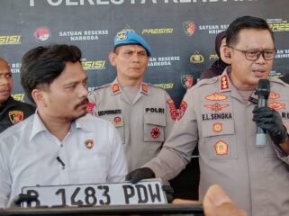 Kapolresta Kendari, Kombes Pol Edwin L Sengka (kanan) saat menunjukan pelat kendaraan palsu yang digunakan pada mobil Toyota Fortuner milik eks Sekda Konsel. Foto: Penafaktual.com