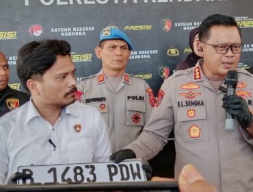 Kapolresta Kendari, Kombes Pol Edwin L Sengka (kanan) saat menunjukan pelat kendaraan palsu yang digunakan pada mobil Toyota Fortuner milik eks Sekda Konsel. Foto: Penafaktual.com