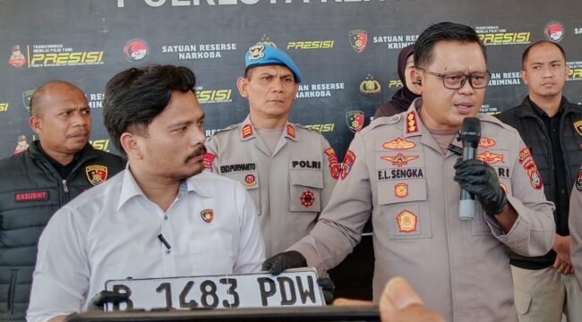Kapolresta Kendari, Kombes Pol Edwin L Sengka (kanan) saat menunjukan pelat kendaraan palsu yang digunakan pada mobil Toyota Fortuner milik eks Sekda Konsel. Foto: Penafaktual.com
