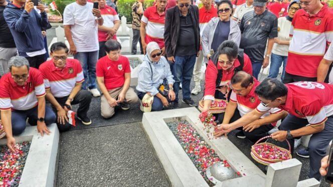 
 Ziarah dan tabur bunga di Taman Makam Pahlawan Taruna, Tangerang. Foto: Istimewa