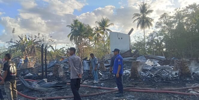
 Tiga rumah warga di Desa Lombu Jaya, Kecamatan Sawerigadi, Kabupaten Muna Barat Ludes dilalap api. Foto: Istimewa