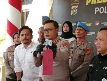 Kapolresta Kendari, Kombes Pol Edwin L Sengka (tengah) saat menunjukan KTP palsu uang digunakan pelaku FA untuk menipu korbannya. Foto: Penafaktual.com