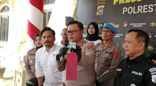 Kapolresta Kendari, Kombes Pol Edwin L Sengka (tengah) saat menunjukan KTP palsu uang digunakan pelaku FA untuk menipu korbannya. Foto: Penafaktual.com