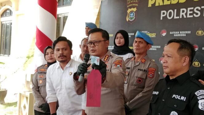 
 Kapolresta Kendari, Kombes Pol Edwin L Sengka (tengah) saat menunjukan KTP palsu uang digunakan pelaku FA untuk menipu korbannya. Foto: Penafaktual.com