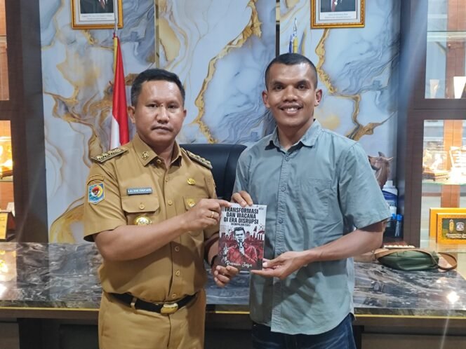 
 Rasmin Jaya menyerahkan hasil karyanya kepada Bupati Muna Barat, La Ode Darwin. Foto: Istimewa