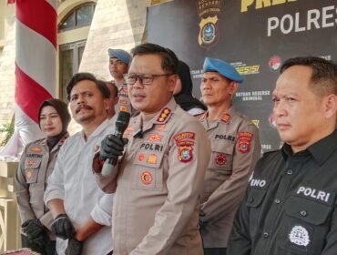 Kapolresta Kendari, Kombes Pol Edwin L Sengka (tengah) saat konferensi pers di Mapolresta Kendari terkait pengungkapan kasus pencurian dengan kekerasan, Senin, 10 Agustus 2026. Foto: Penafaktual.com