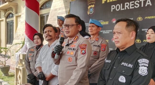 Kapolresta Kendari, Kombes Pol Edwin L Sengka (tengah) saat konferensi pers di Mapolresta Kendari terkait pengungkapan kasus pencurian dengan kekerasan, Senin, 10 Agustus 2026. Foto: Penafaktual.com