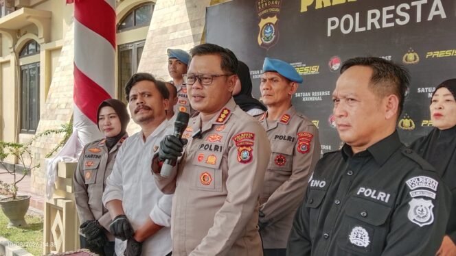 
 Kapolresta Kendari, Kombes Pol Edwin L Sengka (tengah) saat konferensi pers di Mapolresta Kendari terkait pengungkapan kasus pencurian dengan kekerasan, Senin, 10 Agustus 2026. Foto: Penafaktual.com