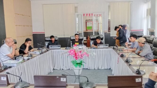 
 Ketua Komisi I DPRD Zulham Damu saat merima anggota PJ Sultra di ruang Komisi I DPRD Kendari, Selasa, 11 Agustus 2026. Foto: Penafaktual.com
