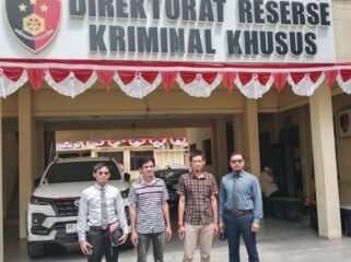 
Dua ahli waris H Lukman didampingi kuasa hukumnya saat menghadiri pemeriksaan di Polda Sultra. Foto: Penafaktual.com  