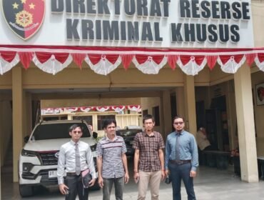 Dua ahli waris H Lukman didampingi kuasa hukumnya saat menghadiri pemeriksaan di Polda Sultra. Foto: Penafaktual.com