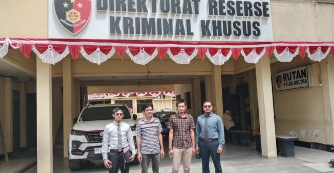  
Dua ahli waris H Lukman didampingi kuasa hukumnya saat menghadiri pemeriksaan di Polda Sultra. Foto: Penafaktual.com  