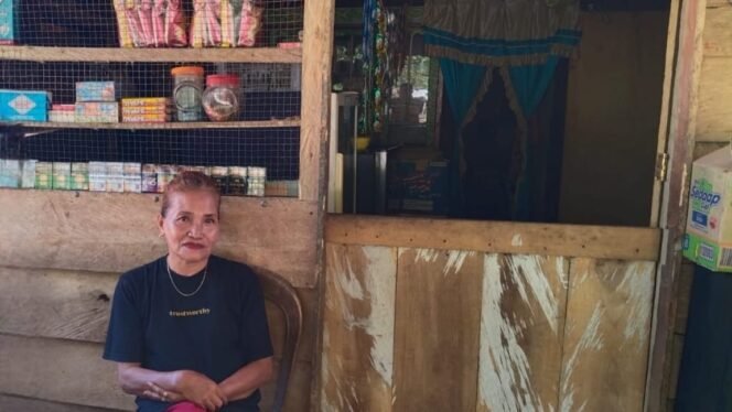 
 Halwiyati, pemilik salah satu kios di Desa Torobulu Konawe Selatan yang mengaku mengalami penurunan omzet akibat PT WIN berhenti beroperasi. Foto: Istimewa