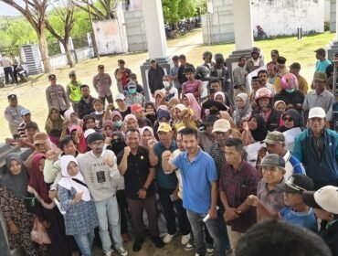 Aliansi Masyarakat Desa Lasalepa menggelar aksi demonstrasi di Kantor DPRD Kabupaten Muna yang diterima Ketua DPRD, Muhamad Rahim. Foto: Istimewa