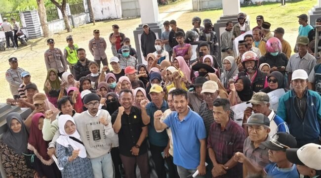 Aliansi Masyarakat Desa Lasalepa menggelar aksi demonstrasi di Kantor DPRD Kabupaten Muna yang diterima Ketua DPRD, Muhamad Rahim. Foto: Istimewa