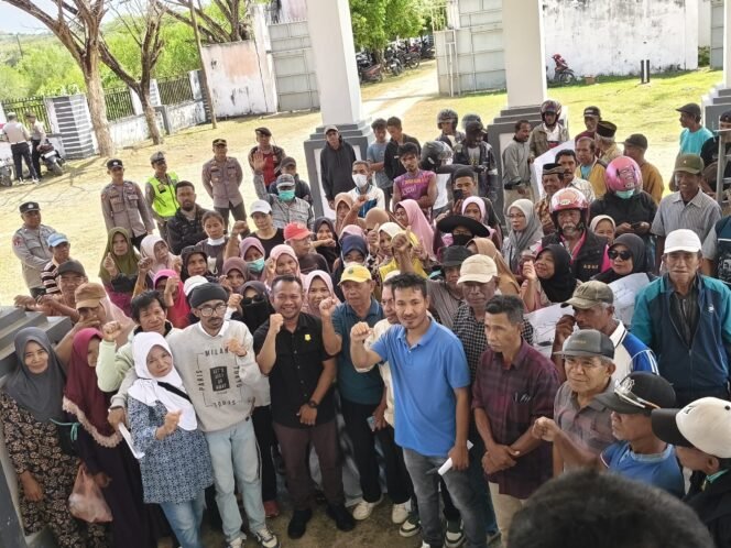 
 Aliansi Masyarakat Desa Lasalepa menggelar aksi demonstrasi di Kantor DPRD Kabupaten Muna yang diterima Ketua DPRD, Muhamad Rahim. Foto: Istimewa