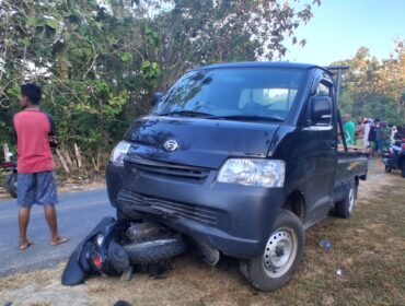 Tampak motor Yamaha Fino yang dikendarai oleh korban masuk ke bawah mobil pikap di Kecamatan Watopute Kabupaten Muna. Foto: Istimewa