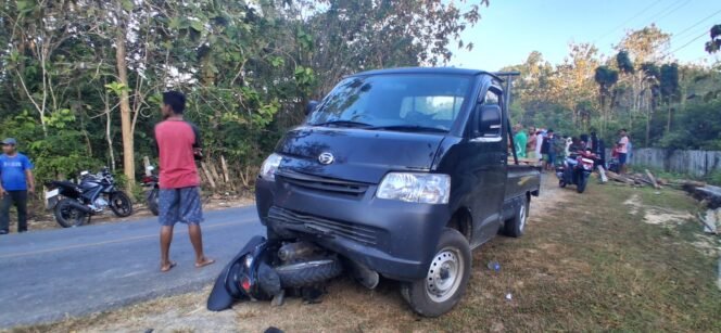 
 Tampak motor Yamaha Fino yang dikendarai oleh korban masuk ke bawah mobil pikap di Kecamatan Watopute Kabupaten Muna. Foto: Istimewa