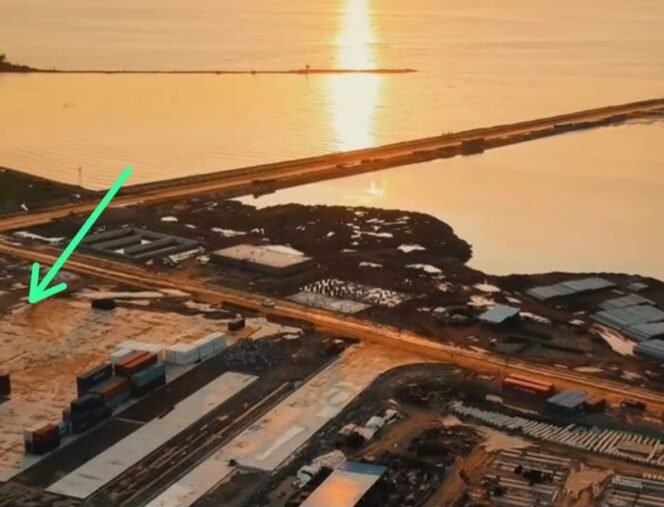 
 Lahan warga seluas satu hektare (anak panah hijau) diduga dikuasai PT IPIP untuk pembangunan jetty di Kolaka. Foto: Istimewa