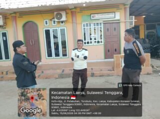 Sucurity PT WIN, Karim Toondu dan Tamrin saat diwawancarai awak media di halaman Kantor PT WIN Desa Torobulu pada Sabtu sore. Foto: Penafaktual.com