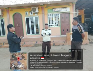 Sucurity PT WIN, Karim Toondu dan Tamrin saat diwawancarai awak media di halaman Kantor PT WIN Desa Torobulu pada Sabtu sore. Foto: Penafaktual.com