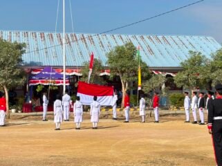 Pengibaran bendera Merah Putih oleh anggota Paskibraka SMAN 12 Kendari pada upacara peringatan HUT ke-81 Kemerdekaan RI di halaman SMAN 12 Kendari, Senin, 17 Agustus 2026.