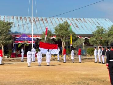 Pengibaran bendera Merah Putih oleh anggota Paskibraka SMAN 12 Kendari pada upacara peringatan HUT ke-81 Kemerdekaan RI di halaman SMAN 12 Kendari, Senin, 17 Agustus 2026.
