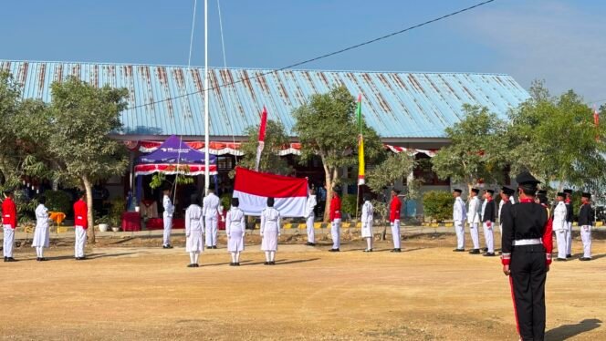
 Pengibaran bendera Merah Putih oleh anggota Paskibraka SMAN 12 Kendari pada upacara peringatan HUT ke-81 Kemerdekaan RI di halaman SMAN 12 Kendari, Senin, 17 Agustus 2026.