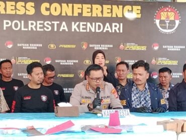 Kapolresta Kendari, Kombes Pol Edwin L Sengka (tengah) bersama jajaran saat konferensi pers di Polresta Kendari, Jumat (21/8/2026). Foto: Penafaktual.com
