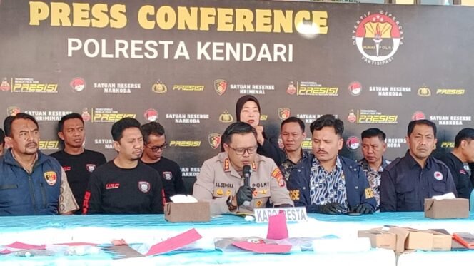 
 Kapolresta Kendari, Kombes Pol Edwin L Sengka (tengah) bersama jajaran saat konferensi pers di Polresta Kendari, Jumat (21/8/2026). Foto: Penafaktual.com