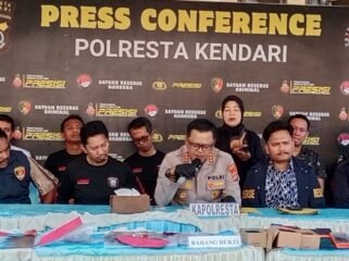 Kapolresta Kendari Kombes Pol Edwin L Sengka (tengah) didampingi Kasat Reskrim dan Kasat Narkoba saat konferensi pers, Jumat (21/8/2029). Foto: Penafaktual.com