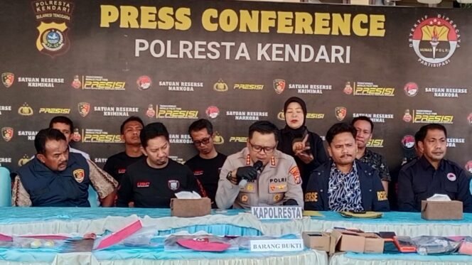 
 Kapolresta Kendari Kombes Pol Edwin L Sengka (tengah) didampingi Kasat Reskrim dan Kasat Narkoba saat konferensi pers, Jumat (21/8/2029). Foto: Penafaktual.com