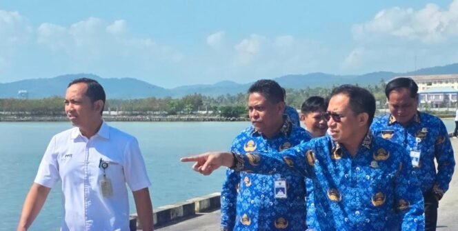
 Kunjungan PPIT Kementerian Perhubungan di Kota Kendari, Sulawesi Tenggara yang didampingi Kepala KSOP Kendari dan Kepala KUPP Kelas I Molawe. Foto: Istimewa