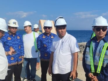Tim dari Kementerian Perhubungan meninjau proyek rehabilitasi Pelabuhan Laut Kolaka. Foto: Istimewa