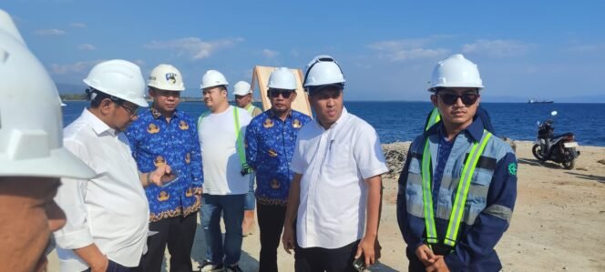 
 Tim dari Kementerian Perhubungan meninjau proyek rehabilitasi Pelabuhan Laut Kolaka. Foto: Istimewa