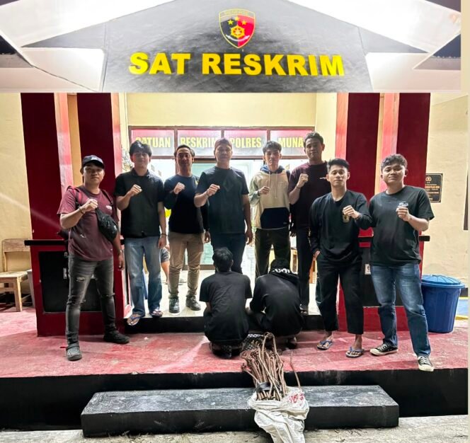 
 Dua orang terduga pelaku tindak pidana pencurian pagar besi di Alun-alun Raha di Kelurahan Butung-Butung, Kecamatan Katobu, Kabupaten Muna ditangkap Polisi. Foto: Istimewa