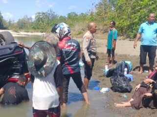 Sejumlah warga dan aparat kepolisian tengah mengevakuasi para penumpang mobil minibus yang terjun ke sungai di Maligano, Kabupaten Muna. Foto: Istimewa