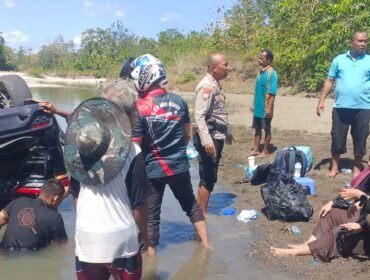 Sejumlah warga dan aparat kepolisian tengah mengevakuasi para penumpang mobil minibus yang terjun ke sungai di Maligano, Kabupaten Muna. Foto: Istimewa