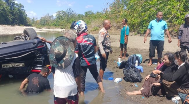 Sejumlah warga dan aparat kepolisian tengah mengevakuasi para penumpang mobil minibus yang terjun ke sungai di Maligano, Kabupaten Muna. Foto: Istimewa