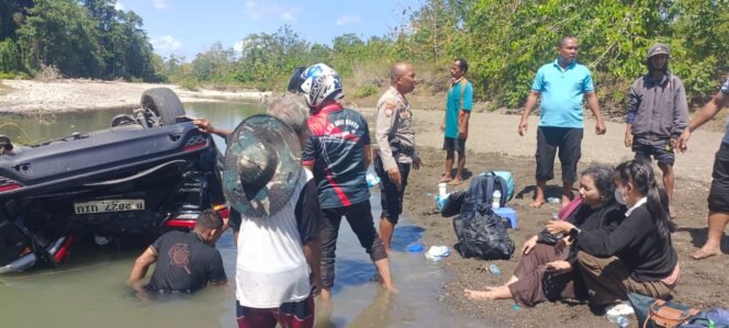 
 Sejumlah warga dan aparat kepolisian tengah mengevakuasi para penumpang mobil minibus yang terjun ke sungai di Maligano, Kabupaten Muna. Foto: Istimewa